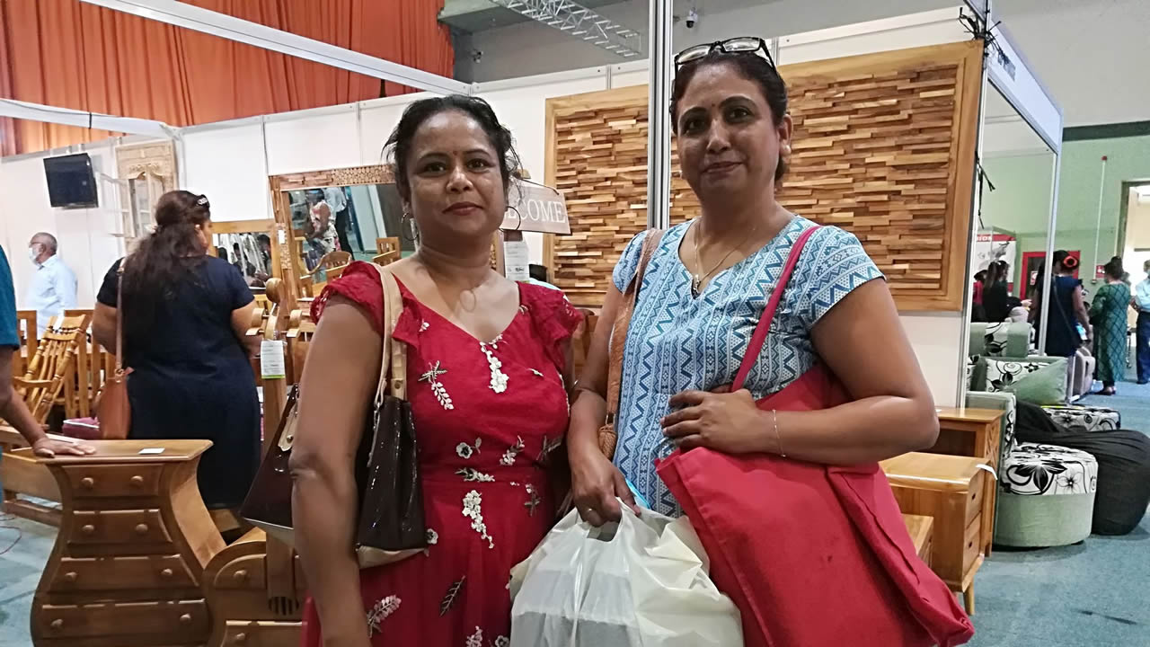 Mira Gajadhur et sa belle-sœur Veena font le tour des stands. 