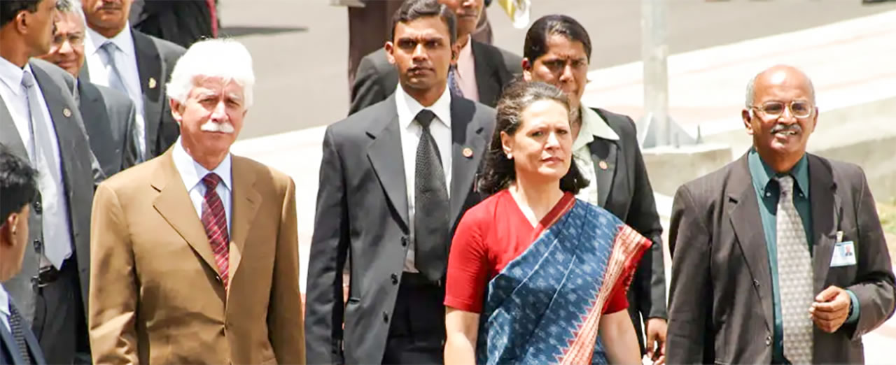 Sonia Gandhi, chef du Parti du Congrès indien, et le Premier ministre mauricien, Paul Bérenger, lors de l’inauguration d’un centre scientifique portant le nom de son défunt époux, Rajiv Gandhi, à Port-Louis, le 30 novembre 2004, au cours de sa visite d’une journée à Maurice.