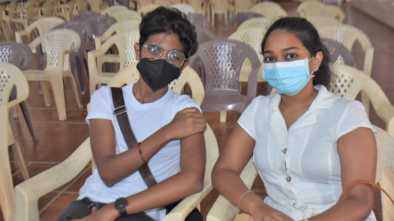 Yashveer, 14 ans, est avec sa sœur aînée Dhanishta au collège Dunputh Lallah.