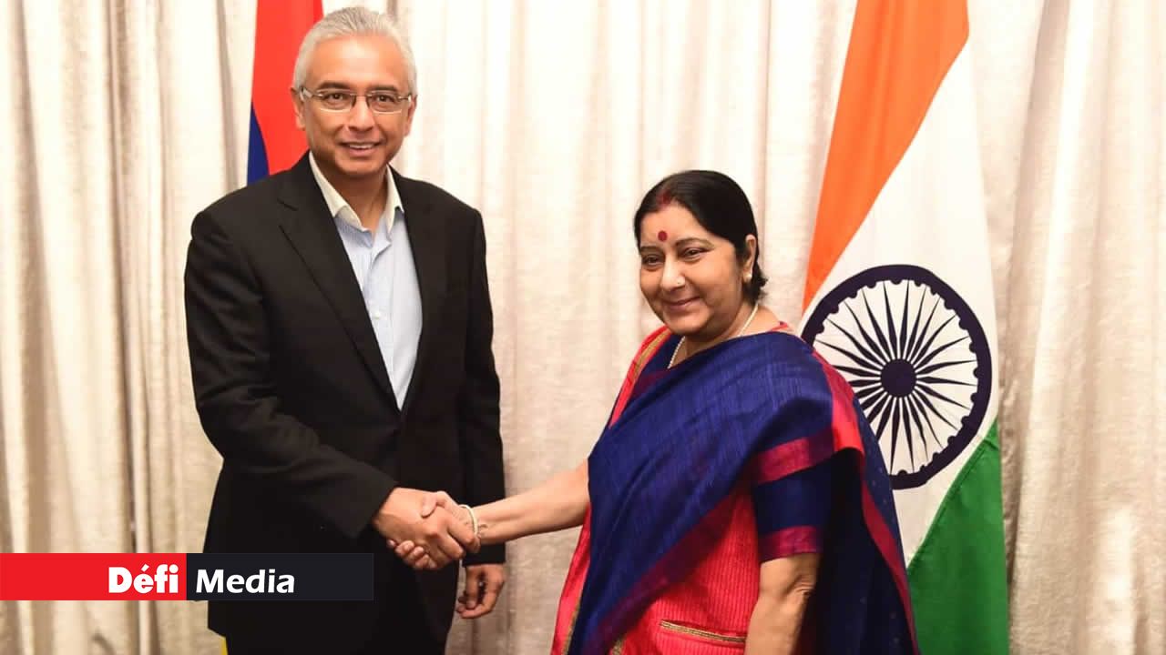 Sushma Swaraj en compagnie du Premier ministre mauricien, Pravind Jugnauth, lors de sa visite à Maurice