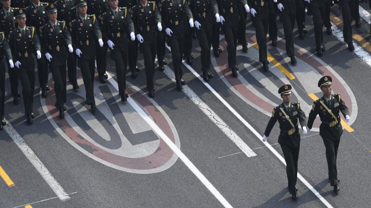 Des soldats défilent pour le 70e anniversaire de l'accession au pouvoir du Parti communiste chinois, mardi 1er octobre 2019 à Pékin.