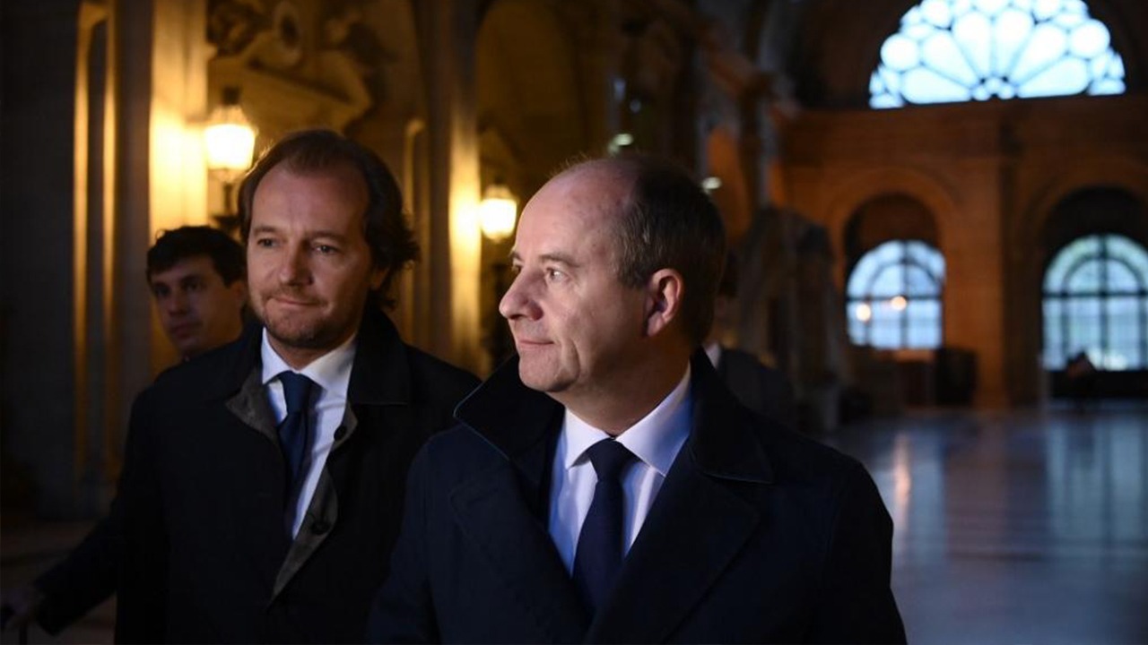 L'ancien ministre français de la Justice, Jean-Jacques Urvoas (à droite), au tribunal avant le début de son procès, le 24 septembre 2019, à Paris