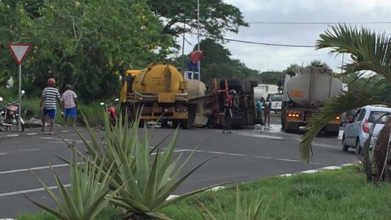 Quay D, Port-Louis : un camion se renverse