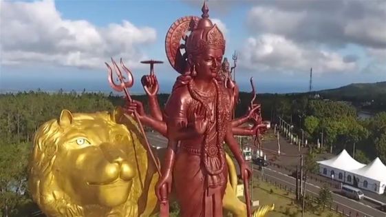 Consécration de la statue géante de la déesse Durga au Ganga Talao