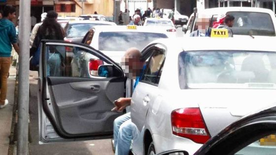 Port du masque obligatoire : les chauffeurs de taxi craignent pour leur sécurité 