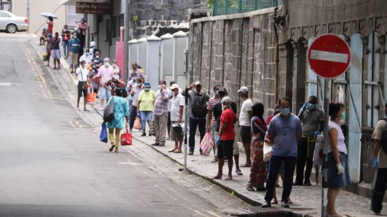 Deuxième jour de réouverture des supermarchés et boutiques : de longues files d'attente dans plusieurs régions