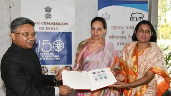 Hommage à Mahatma Gandhi : L’Inde remet des timbres commémoratifs à quatre Mauriciens