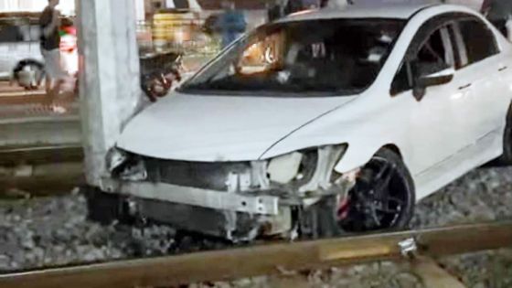 Près des rails du métro à Trianon : une voiture termine sa course contre un pylône