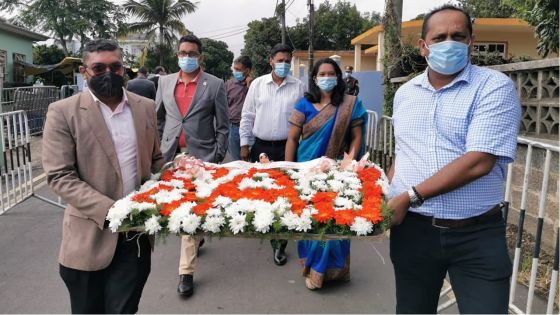 Hommage : une gerbe géante en hommage à SAJ