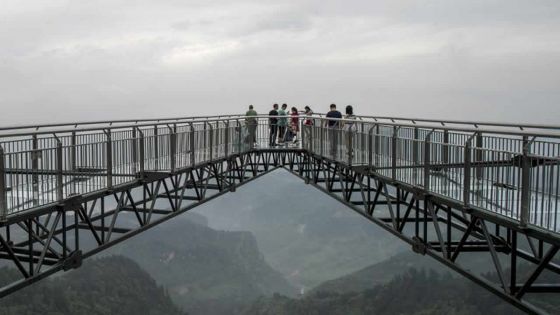 En Chine, une passerelle vertigineuse en verre défie les records