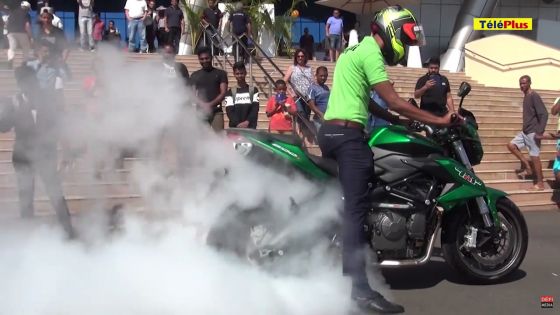 Démonstration de burn en moto au Salon de l'Automobile
