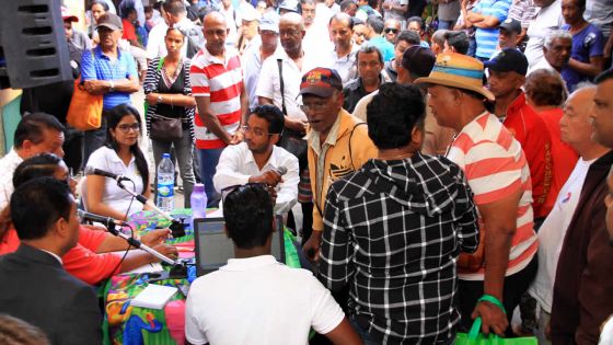 Au marché de Port-Louis : Xplik ou K à la rencontre de ses fidèles auditeurs  