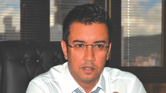 Shakeel Mohamed dépose une motion de blâme contre Maya Hanoomanjee