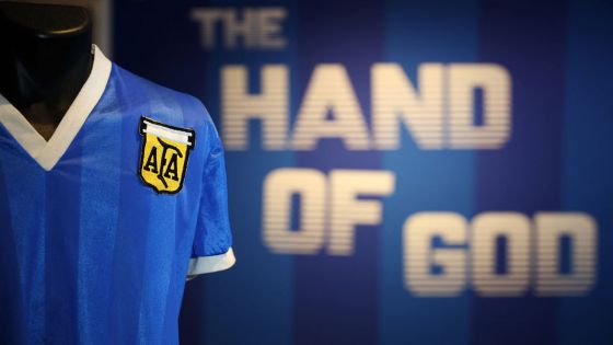 Un maillot de légende de Maradona, vendu plus de 9 millions de dollars, pulvérise les records