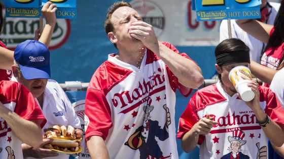 72 hot-dogs en 10 minutes : un gars qui aime manger devient légende