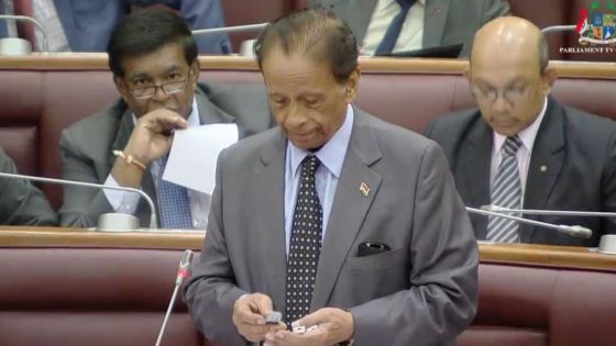 Des téléphones miniatures dans les parties privées des prisonniers : Sir Anerood Jugnauth produit les preuves à l’Assemblée nationale