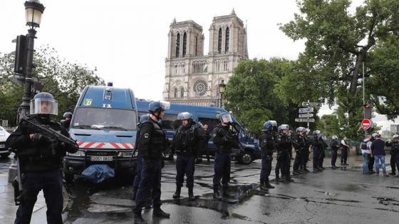 Un policier agressé sur le parvis de Notre-Dame à Paris