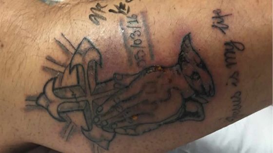 Un homme décède après s’être baigné avec son tatouage