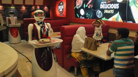 Pizzas automates : des robots serveuses font la joie du Pakistan