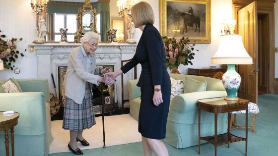 Liz Truss devient officiellement Première ministre britannique