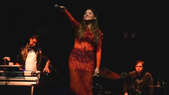 En concert lundi : Kanika Kapoor fait vibrer le SVICC