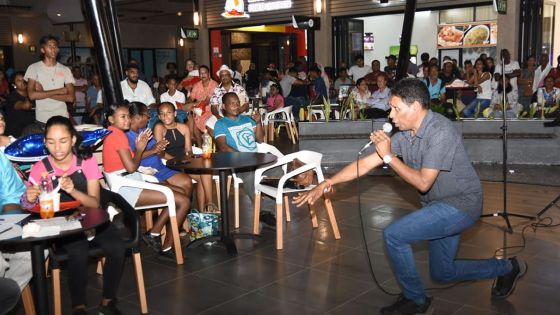 Radio Plus Karaoke Competition : l'inspecteur Boojhawon enchante le public au Bo'Valon Mall