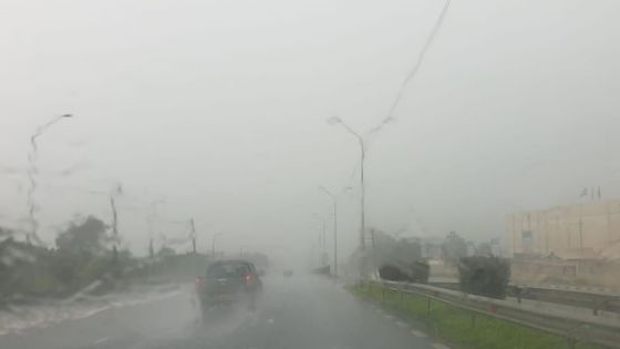 Avis de fortes pluies : une bande nuageuse active associée à la tempête s’approche de Maurice