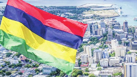 Indépendance:  La cérémonie du lever du drapeau au State House