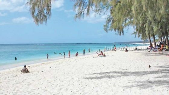 Sur la plage de Flic-en-Flac : il baisse les sous-vêtements d’une touriste