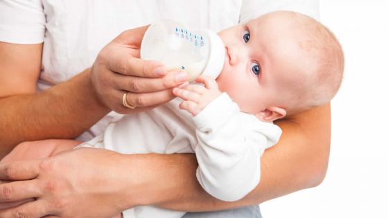 Des parents indignés : des anomalies dans des boîtes de lait pour bébés