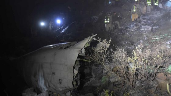 Crash au Pakistan: les corps des 48 victimes en cours d'identification