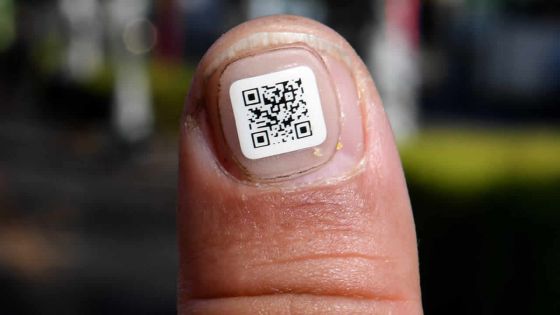 Japon : un code-barres collé à l'ongle pour personnes âgées perdues