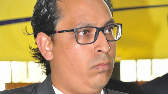 Akilesh Deerpalsingh porte plainte contre un ministre