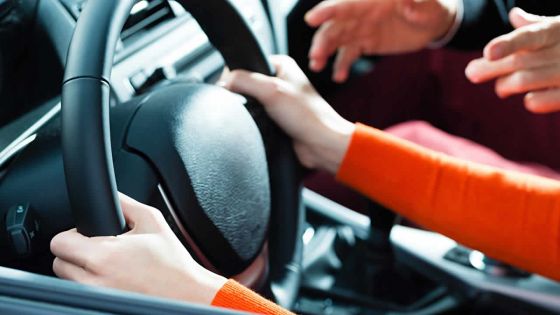 Apprentis conducteurs : à l’école de l’intolérance