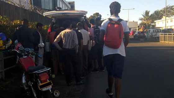 Route de Petit-Camp, Phœnix : un marchand ambulant fait obstruction