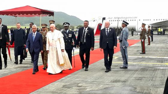 Visite papale - À l’aéroport : en deux temps, trois mouvements 