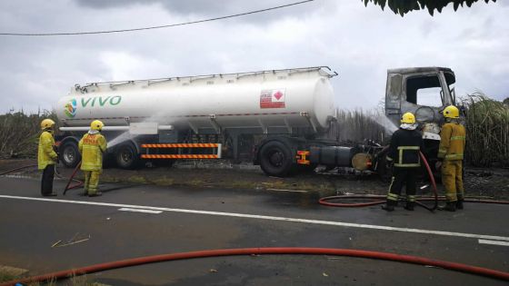 Un camion transportant du carburant prend feu : arrêté, le chauffeur parle d’un vol d’essence qui a mal tourné