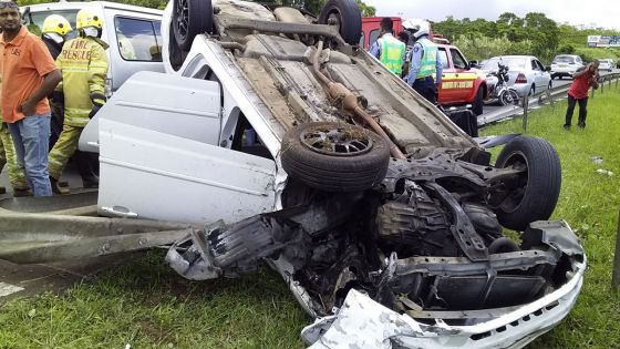 Wooton : une voiture se retrouve les quatre roues en l’air après une sortie de route