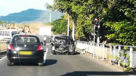 Tamarin : deux blessés graves après un accident entre un camion et une voiture