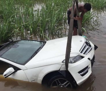 Une Mercedes submergée par les eaux à Grand-Baie