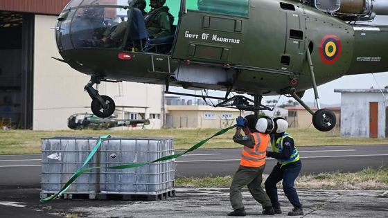 [En images] Pompage du fioul du Wakashio : la Police Helicopter Squadron à pied d’œuvre