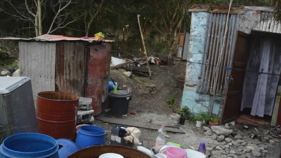 Une mère de quatre enfants cherche matériaux pour sa maison en tôle
