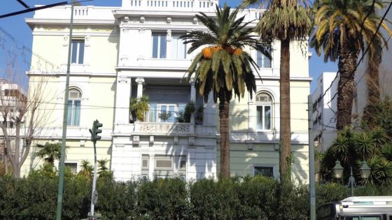 Grèce: jet de grenade sur l'ambassade de France, un policier blessé