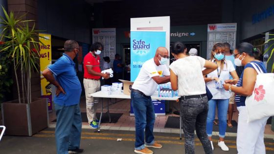 Distribution de masques chirurgicaux et de gel hydroalcoolique avec Radio Plus 