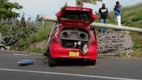 Rodrigues : une voiture finit sa course contre un pylône 