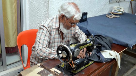 Profession tailleur : Muslim Boodeemiah manie les ciseaux depuis 70 ans