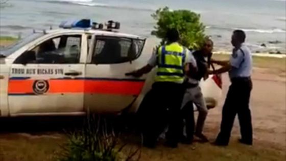 Allégation de brutalité policière : un General Worker accuse un policier de l’avoir brutalisé sur son lieu de travail