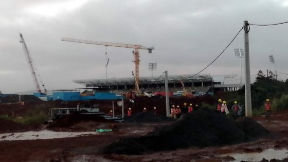 Drame sur le chantier sportif du complexe de Côte d’Or : un cadre irlandais meurt écrasé sous un poids lourd 