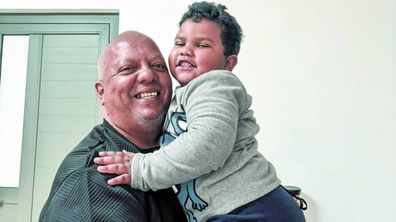 PAPA D’UN PETIT RAFAËL, 2 ANS - Jean Bernard, 62 ans : «On pense que je suis son grand-père»