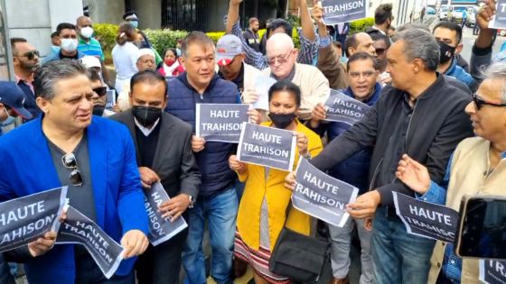 Manif du PTr devant l'Assemblée nationale